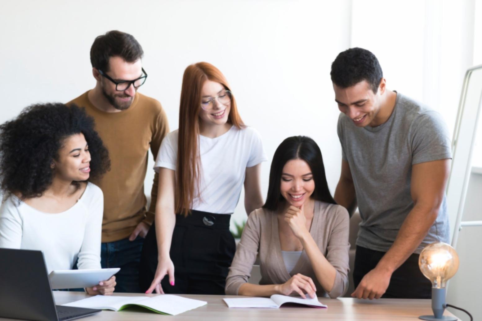 Estudiantes aprendiendo herramientas de presupuesto digital en un ambiente moderno