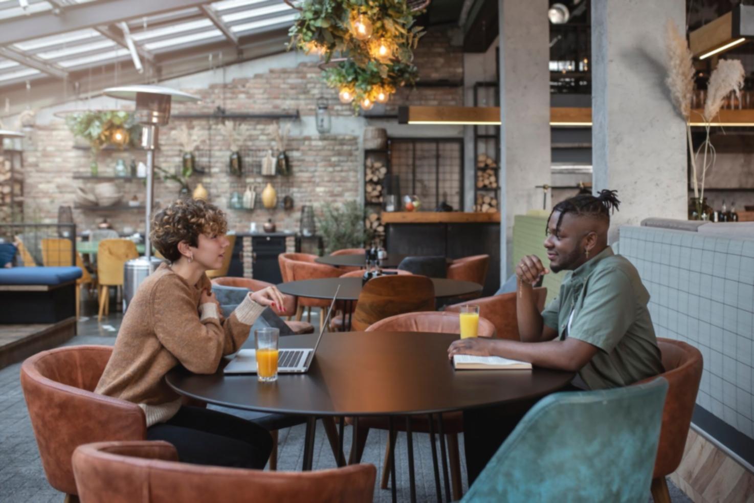 Espacio de trabajo moderno con herramientas digitales para presupuestos personales